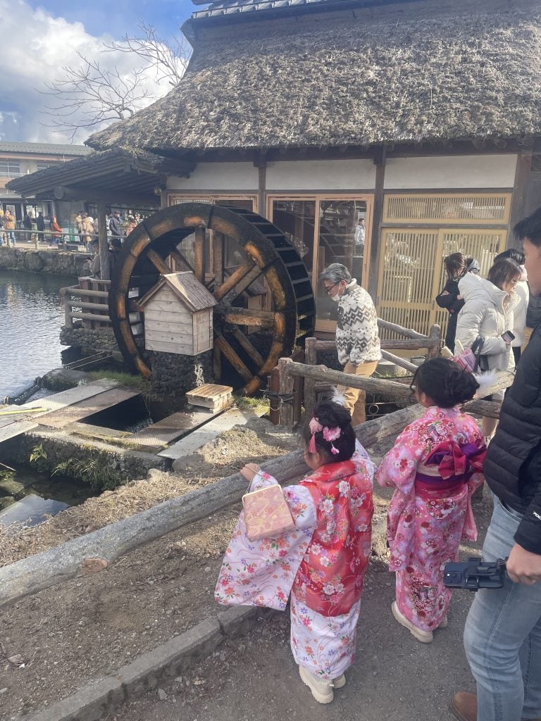 日本旅遊穿和服的旅人走在古色古香的街道上