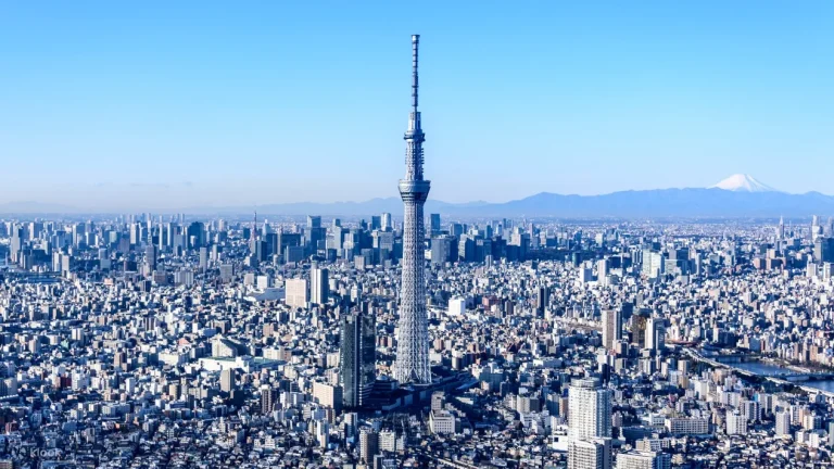 東京晴空塔（Tokyo Skytree）俯瞰東京市區全景，藍天背景，圖片來源KLOOK官網